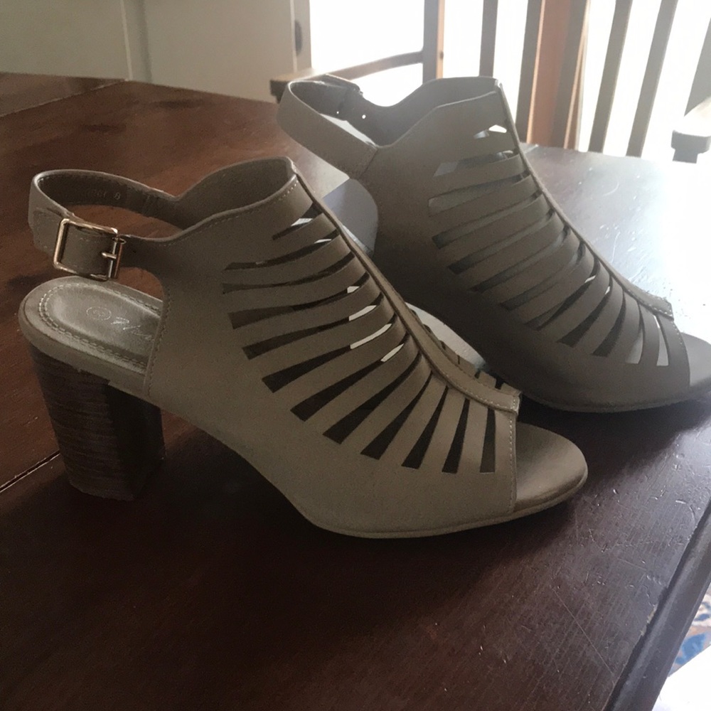 Lovely beige/nude/taupe dress shoes!